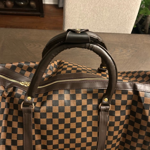 Checkered Brown Duffel Bag Approx 22x14 NWOT - Picture 3 of 7